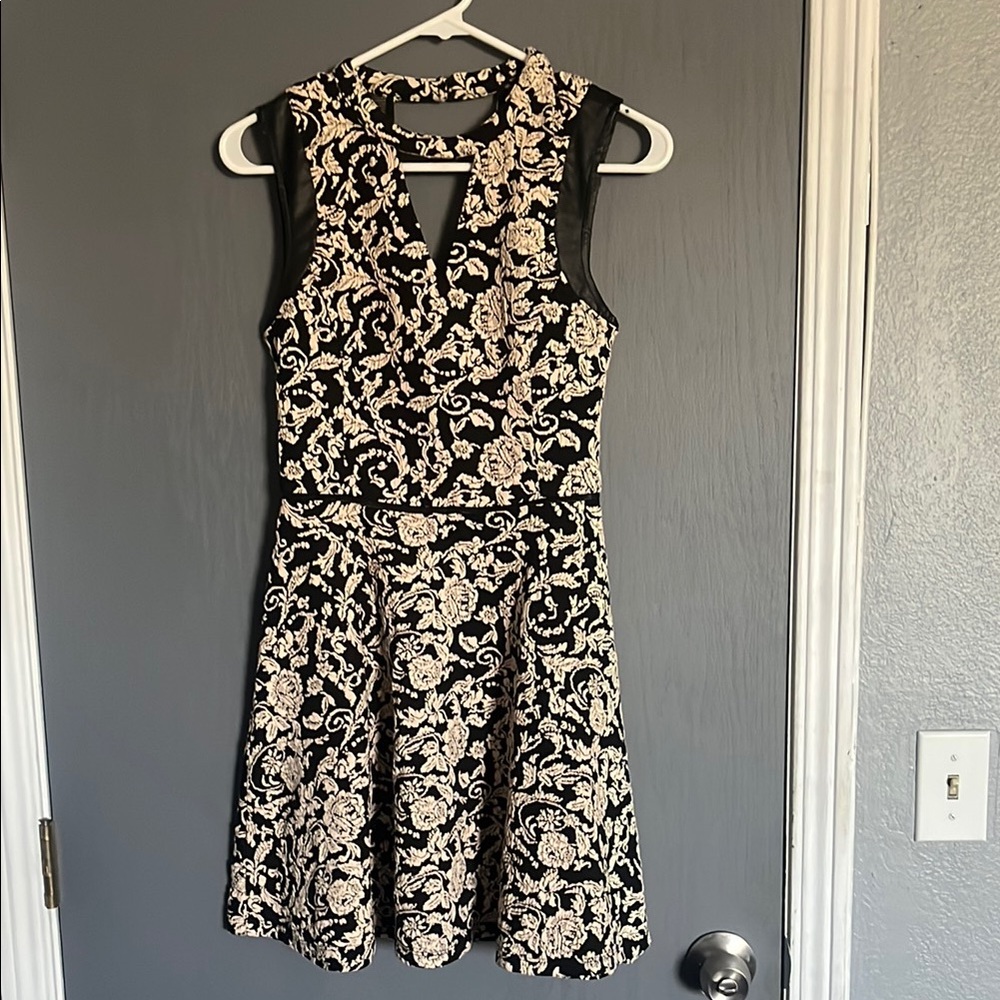 Under Skies Black and White Sleeveless V-Neck Mini Dress